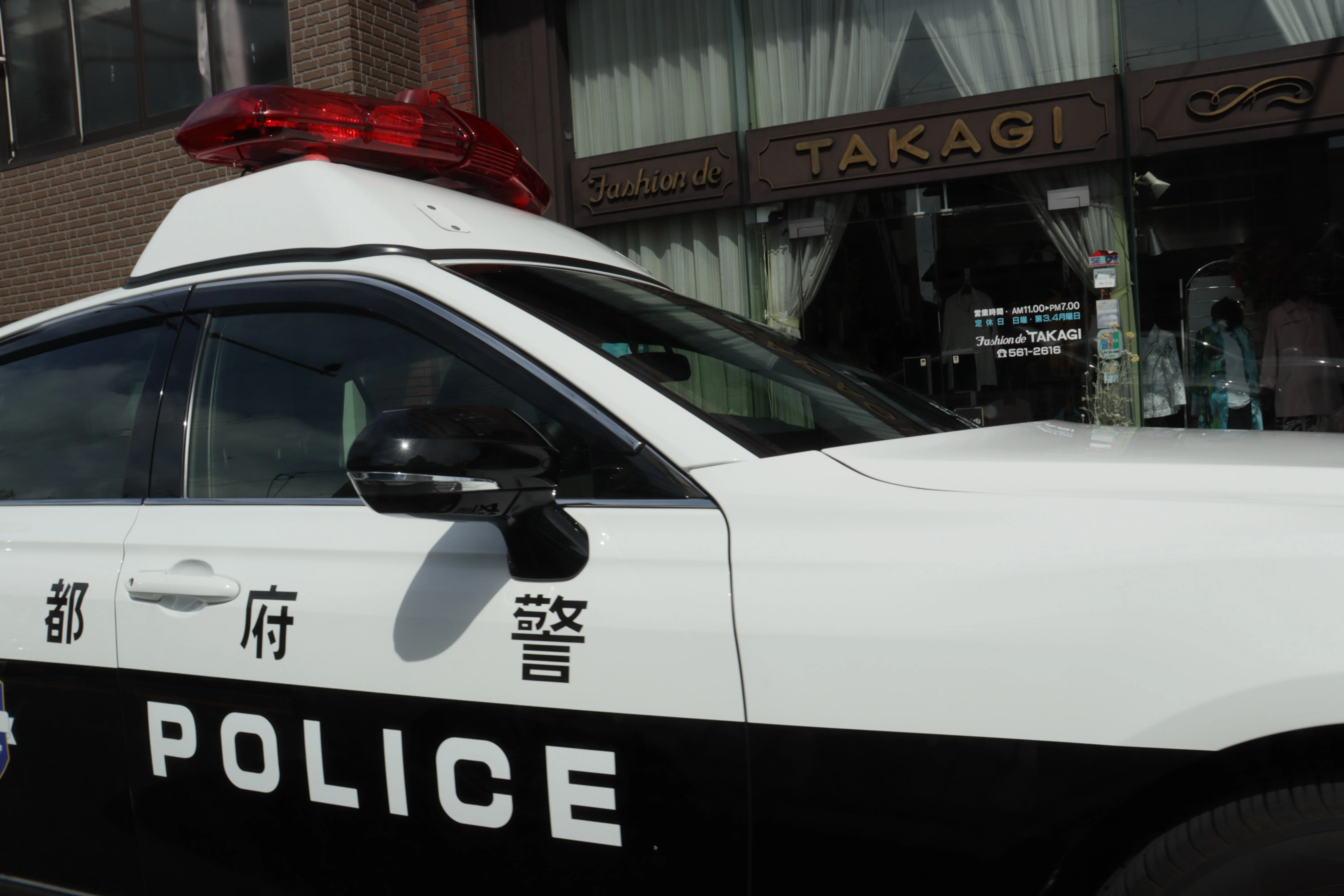 一台京都警察巡處停在店家前