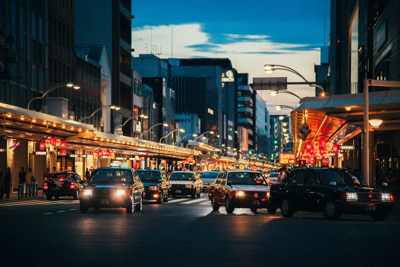 夜晚的京都街道有許多車輛