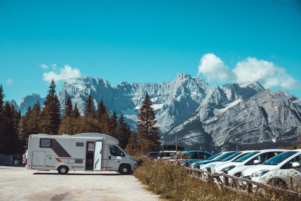 租露營車,露營車停在停車場,背景是延綿的山脈