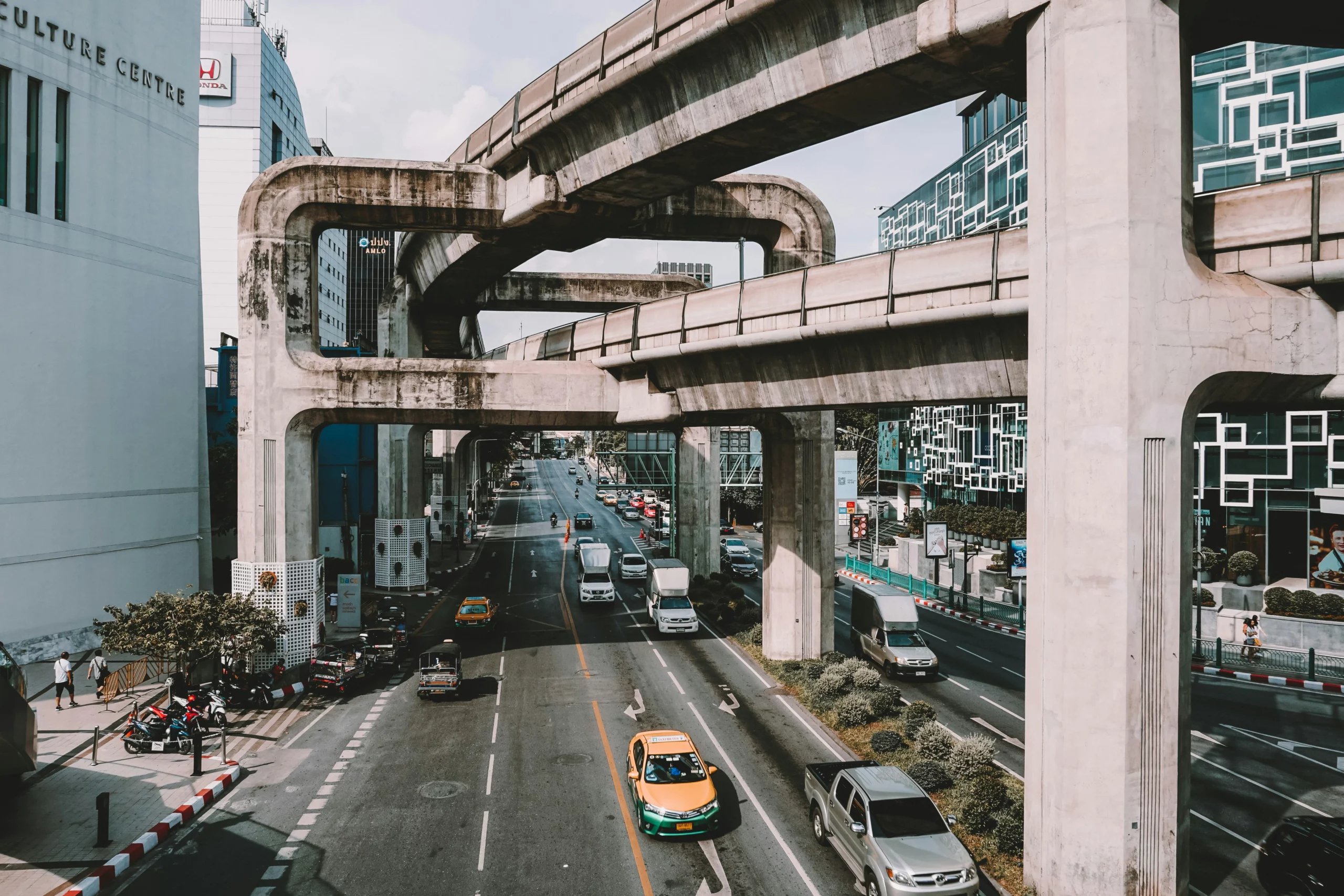 曼谷租車,曼谷街道圖,延綿交錯的天橋,地面車道許多車輛通行中