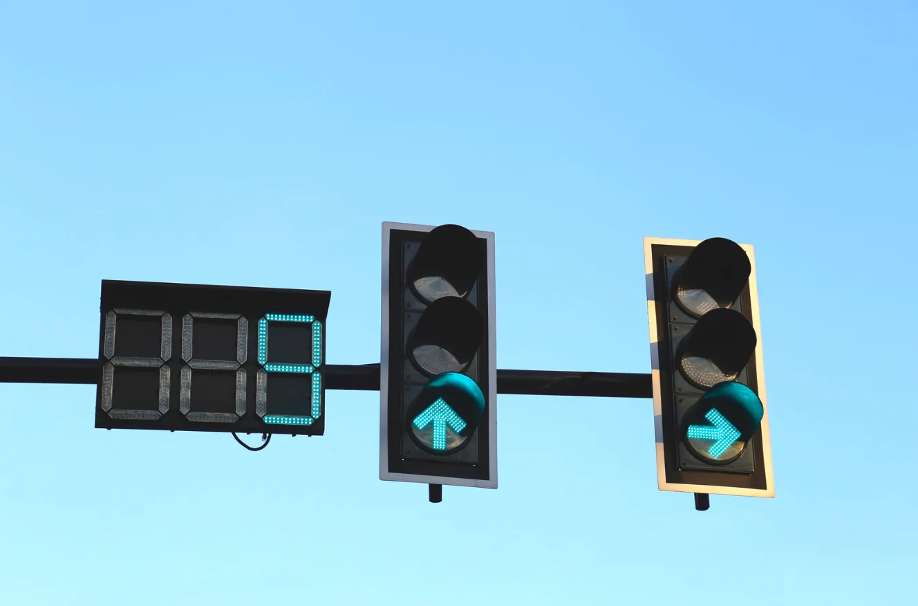 曼谷紅綠燈,兩個綠燈箭頭,綠燈秒數倒數