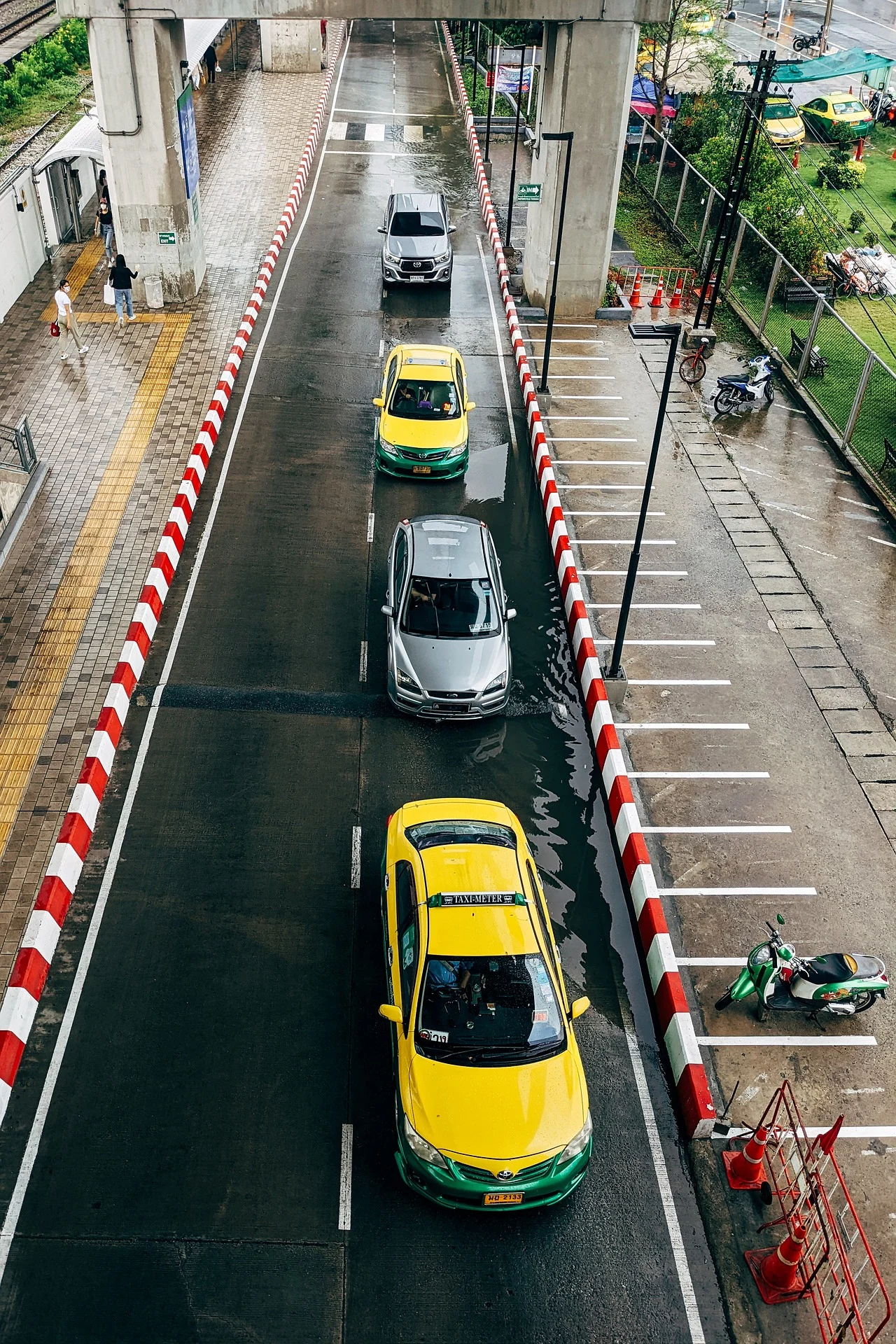 曼谷租車,停車規範,有紅白條紋的路緣石,表示禁止停車位置