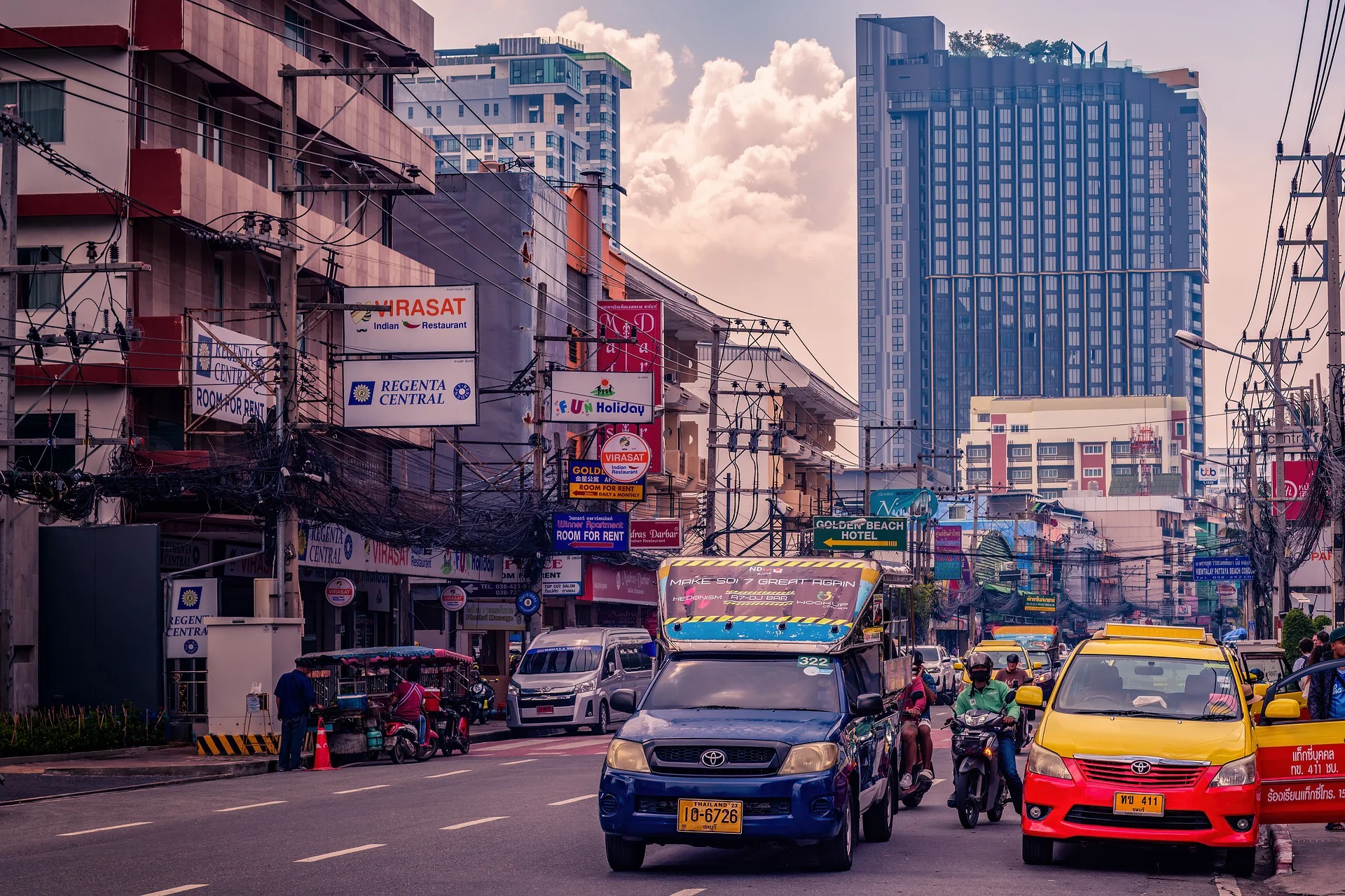 泰國租車,泰國街景圖,許多車輛正行駛在道路上