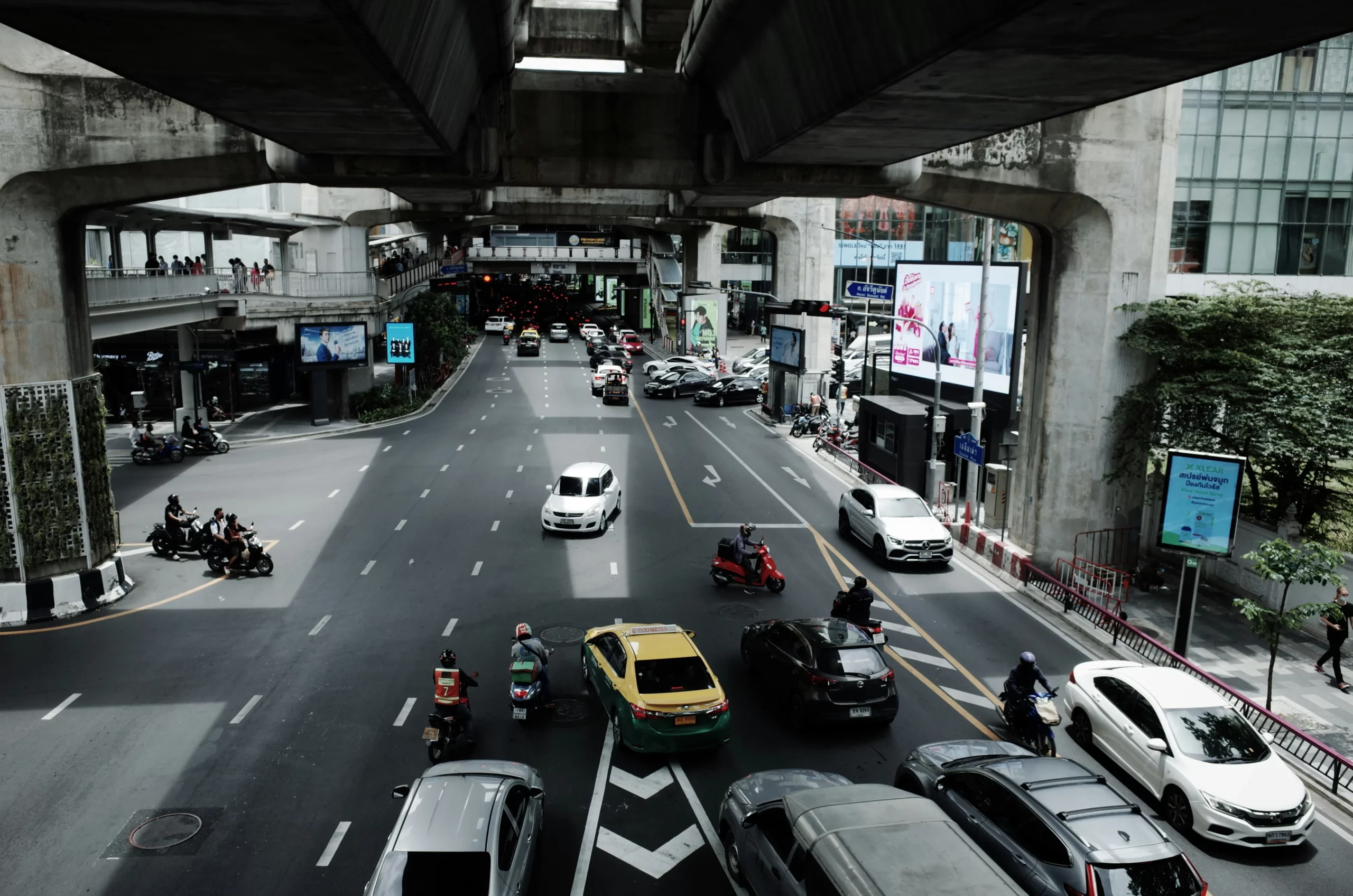 曼谷道路,路橋下景象,多台車輛等待紅燈
