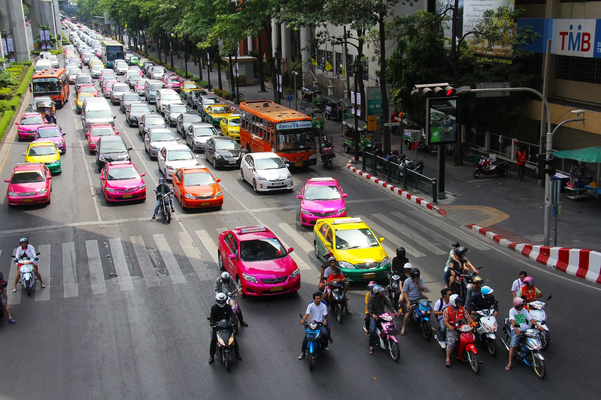 泰國街景圖,許多汽機車等待紅燈
