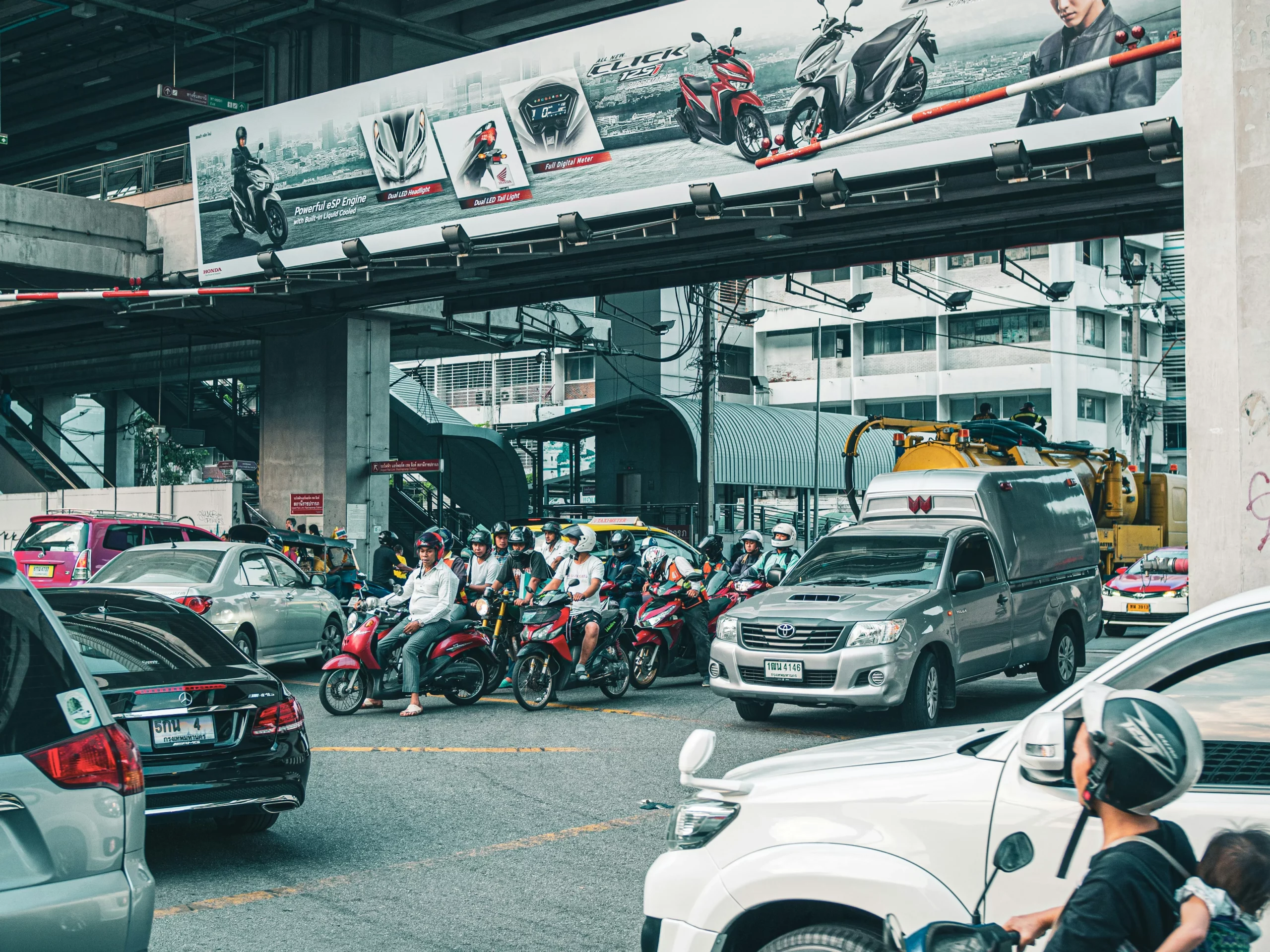 曼谷租車,曼谷街景圖,車道上有許多機超與汽車,不分道,塞車